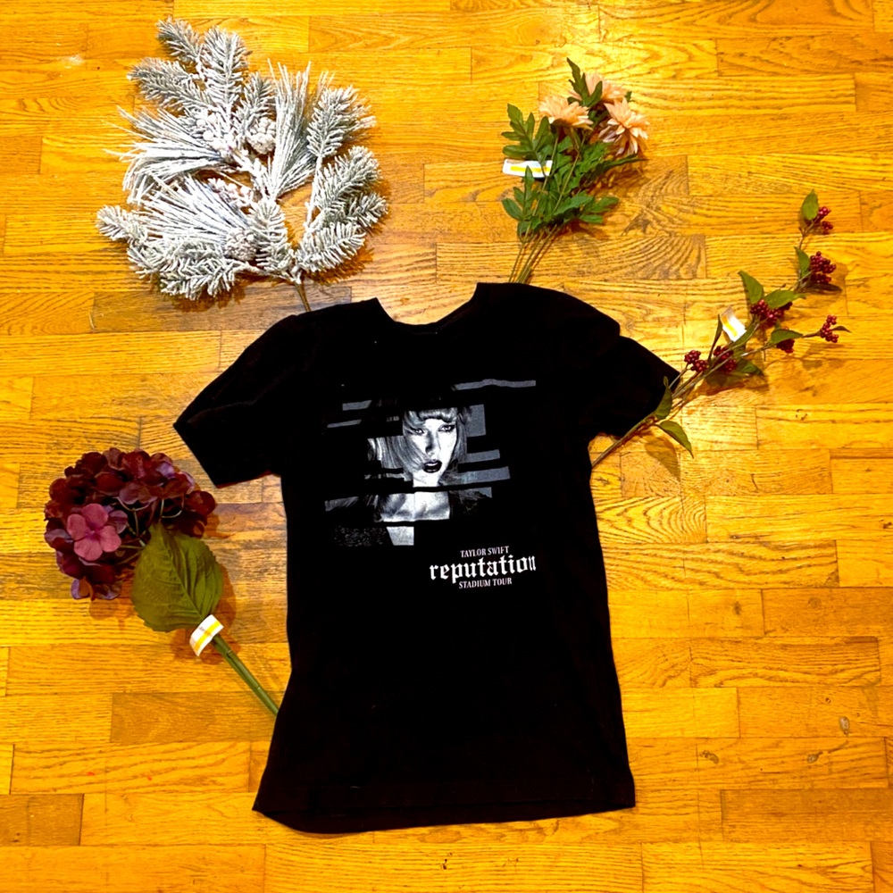 Taylor Swift reputation stadium tour T-shirt